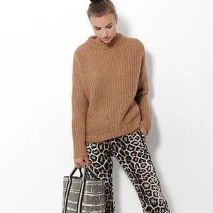 ESSENTIEL Antwerp sweater size S
(Runs big)